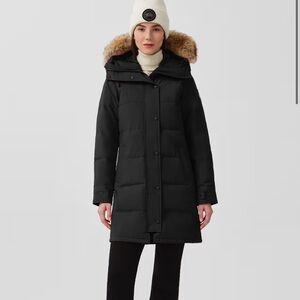 Canada Goose Black Puffer Jacket with Hood and Insulated Design